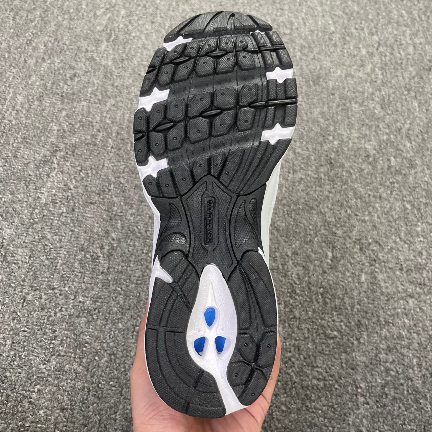 NB530 - White & Black