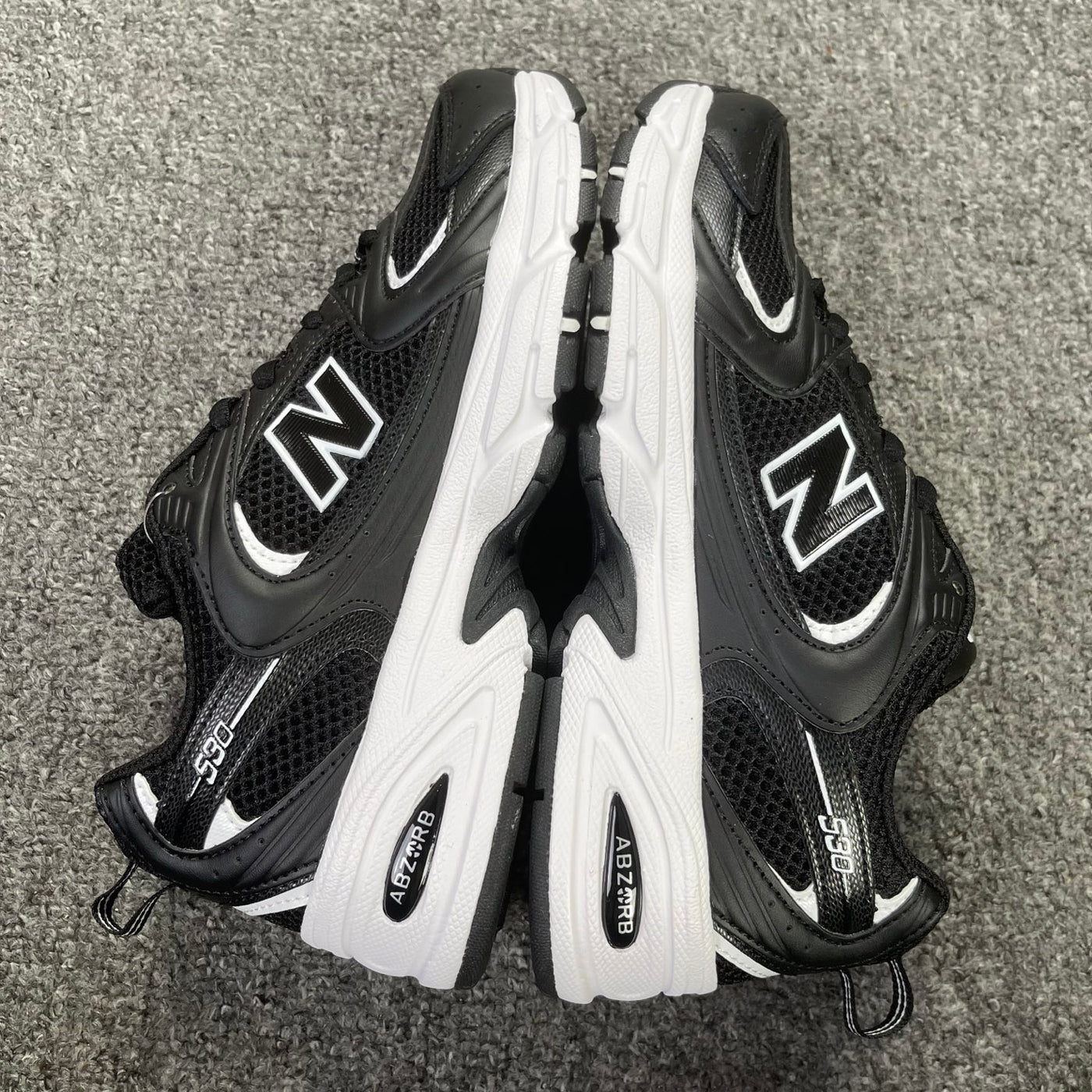 NB530 - Black & White