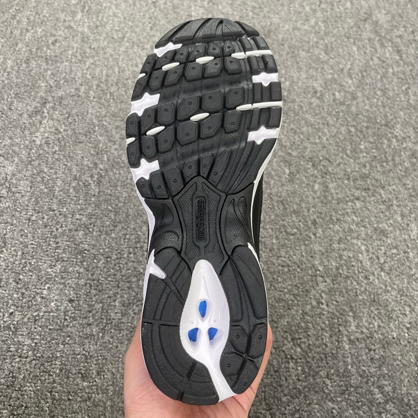 NB530 - Black & White