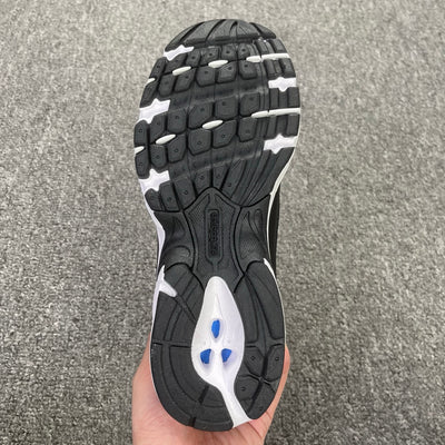 NB530 - Black & White